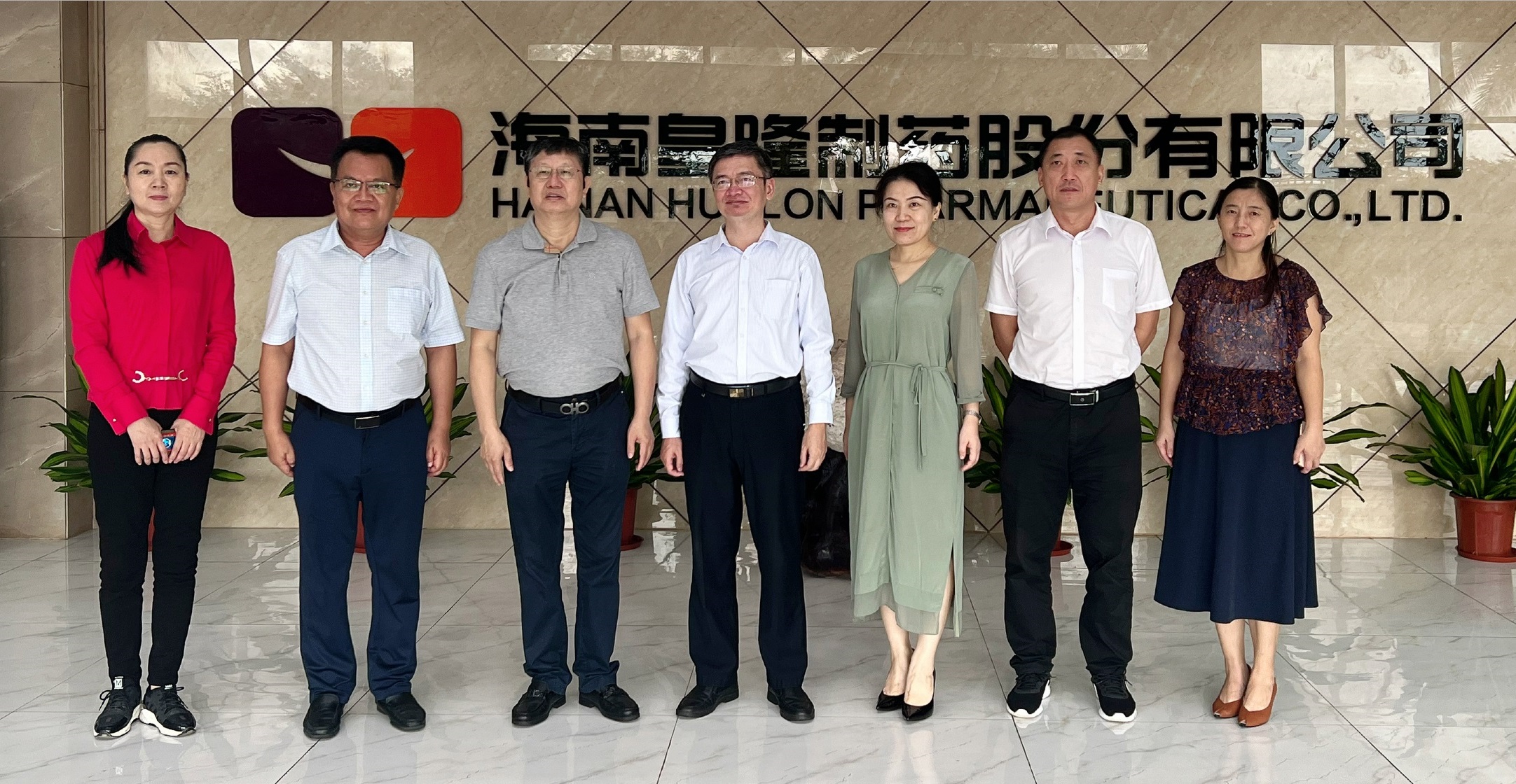 海南省委統(tǒng)戰(zhàn)部副部長(zhǎng)、省工商聯(lián)黨委書(shū)記 林勝一行走訪調(diào)研皇隆制藥