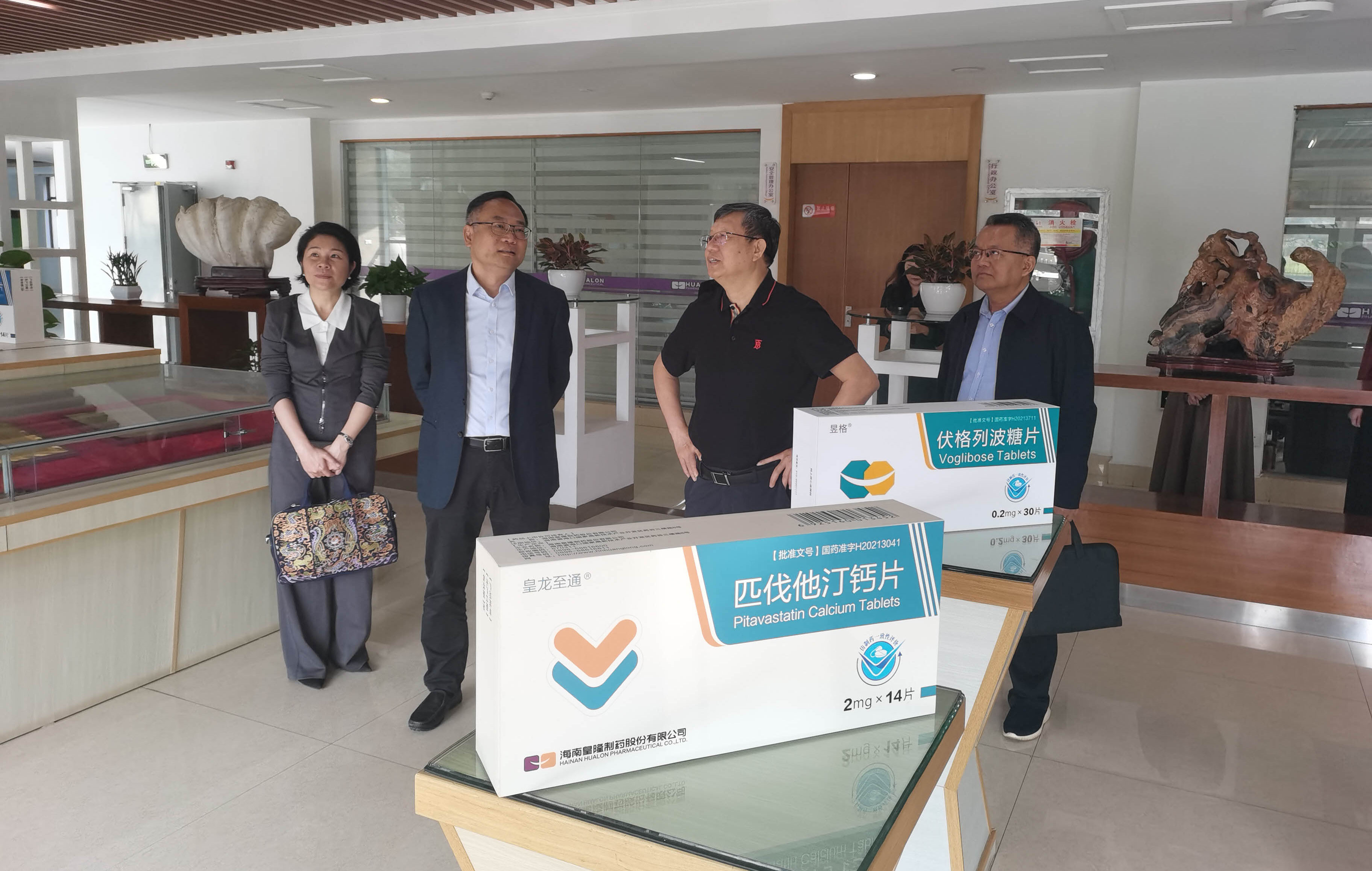 海南省工商聯主席丁飛一行調研皇隆制藥：做好民營企業(yè)的“服務員”